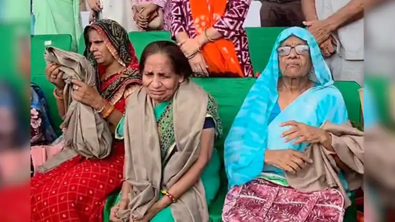Rajasthan News: स्वतंत्रता दिवस कार्यक्रम में मंत्री के सामने रो पड़ी वीरांगना, पड़ोसी IPS पर धमकाने का आरोप