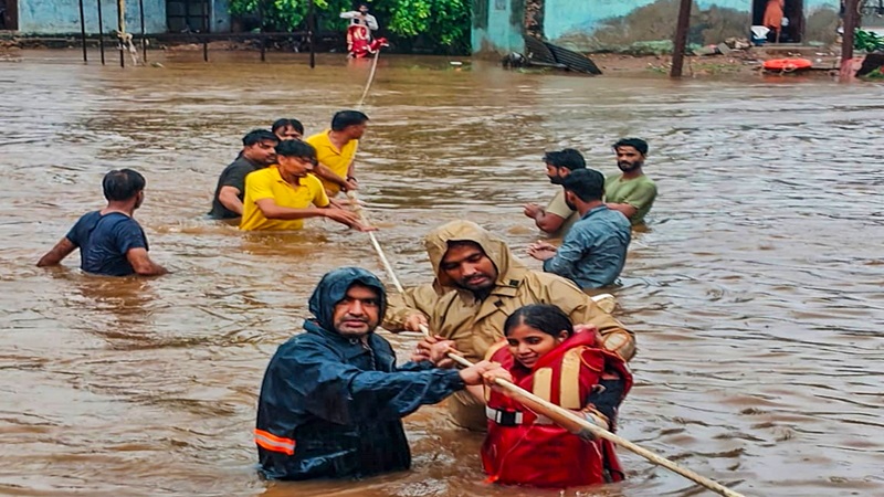 Rajasthan News: राजस्थान में 7 दशक बाद सबसे भयंकर बारिश, कई जिले जलमग्न, धौलपुर में सेना तैनात…
