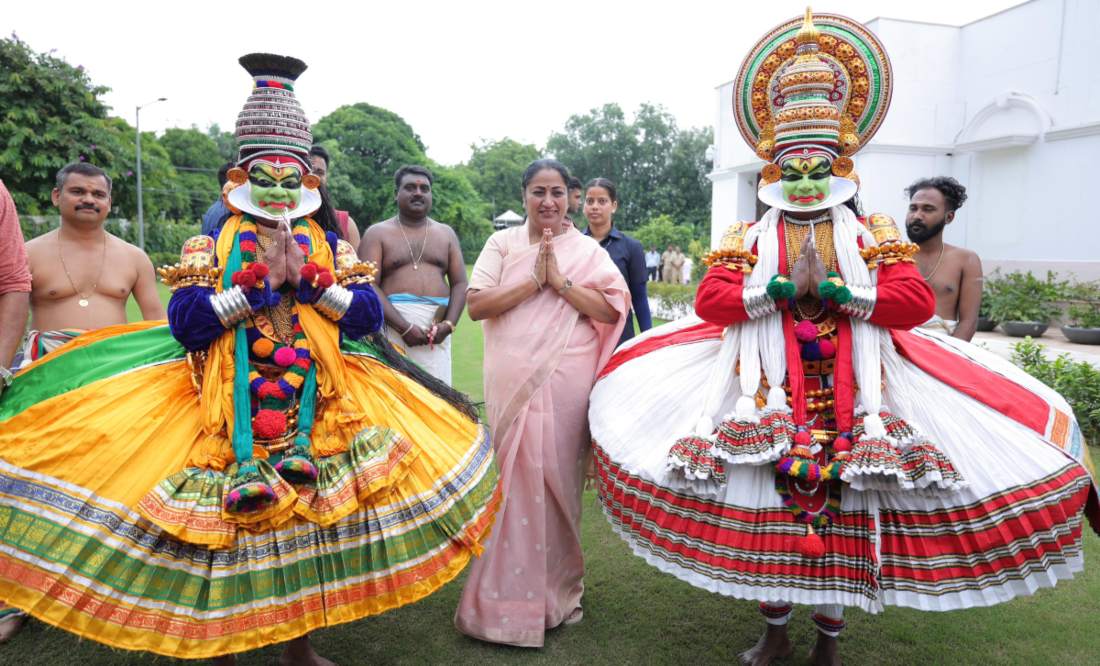 ‘ओणम… हर घर में शांति, समृद्धि और सुख लाए,’ दिल्ली सीएम रेखा गुप्ता ने मनाया ओणम, महिलाओं के साथ नृत्य किया, देखें वीडियो