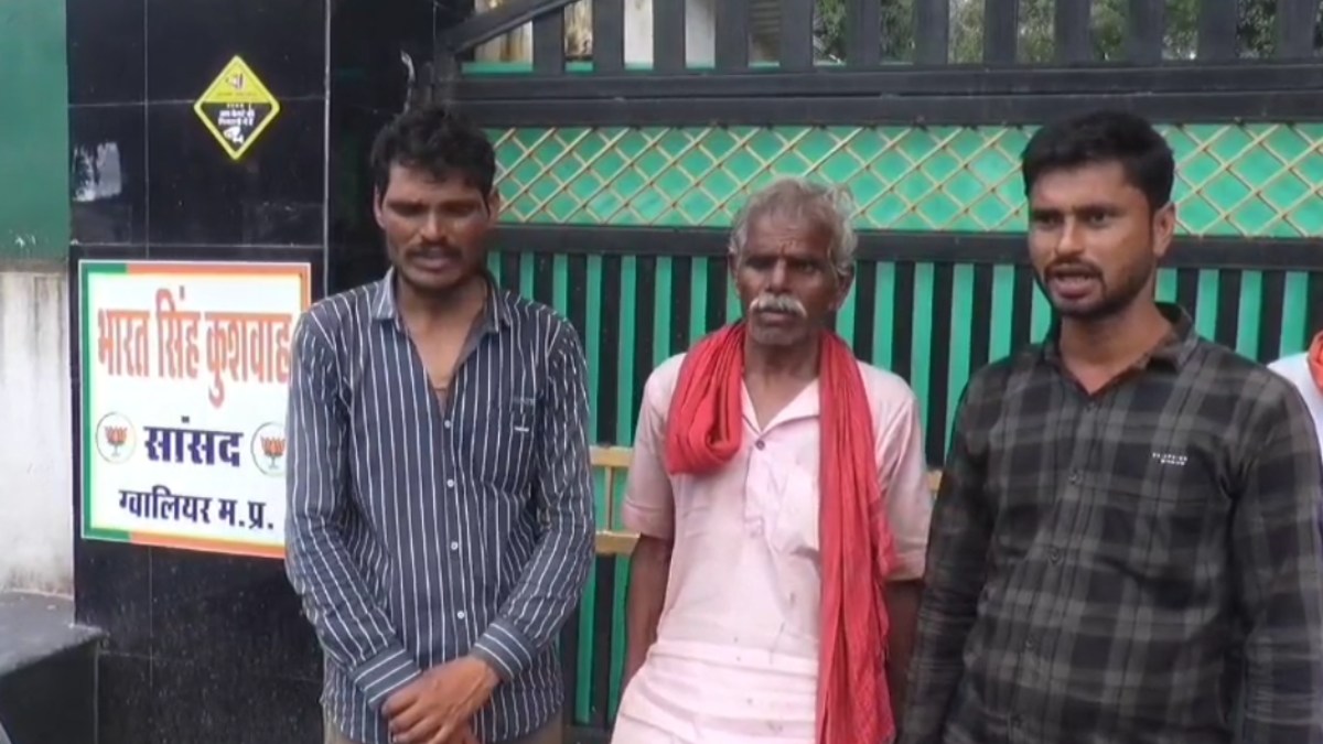 MP के शिवपुरी में फिर शर्मनाक कृत्य: बुजुर्ग को रस्सी से बांधकर गांव में निकाला जुलूस, इससे भी मन नहीं भरा तो पिलाया पेशाब, सांसद ने SP को दिए कार्रवाई के निर्देश