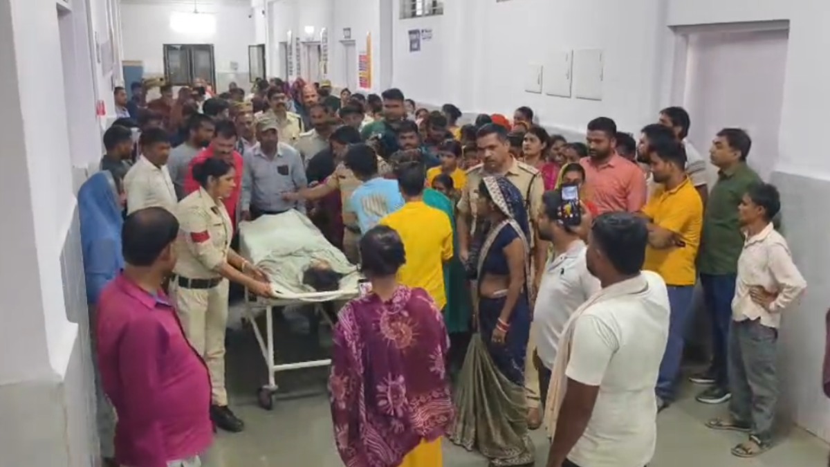 जिला अस्पताल में प्रसूता की मौत पर बवाल, परिजनों का आरोप- डॉक्टरों की लापरवाही से गई जान, शव रखकर किया चक्काजाम 