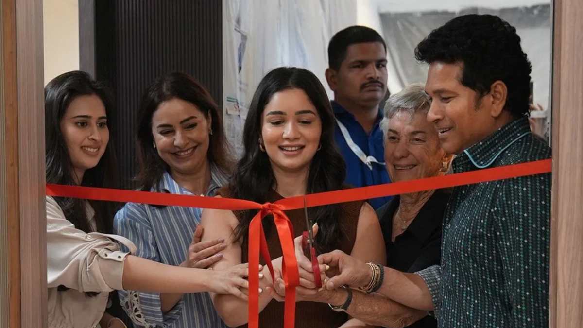 सचिन तेंदुलकर ने पहली बार दिखाई बहू की झलक, बेटी सारा की पिलेट्स एकेडमी लॉन्च पर नजर आईं अर्जुन की मंगेतर सानिया चंडोक