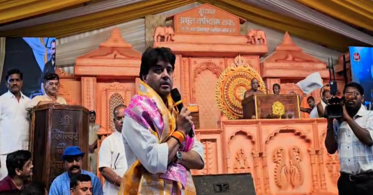 मुनिश्री सुधासागर जी महाराज के चातुर्मास स्थल पहुंचे सिंधिया, चरण वंदन कर लिया आशीर्वाद, जैन समाज की विचारधारा को बताया जनकल्याण-जगकल्याण की सोच