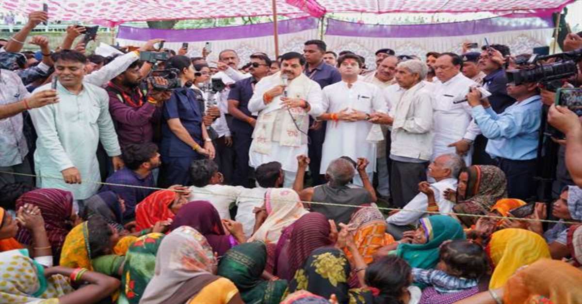 ‘विधानसभा छोड़कर आपके बीच आया हूं’, शिवपुरी में CM डॉ मोहन-सिंधिया ने बाढ़ प्रभावित क्षेत्रों का किया निरीक्षण, कहा- सुख में रहे ना रहे लेकिन दुख में आपके साथ