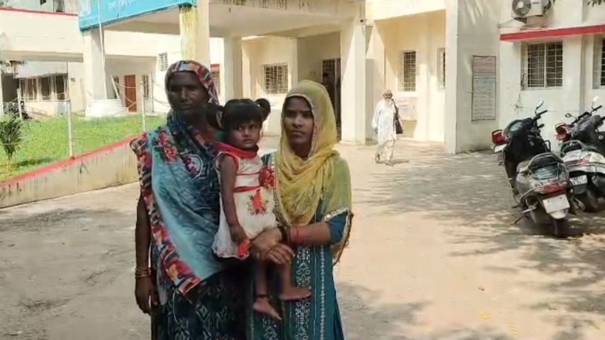 Triple Talaq: पति ने तीन तलाक बोलकर पत्नी और दो साल की मासूम को घर से निकाला बाहर, पीड़िता ने SP से की कार्रवाई की मांग  