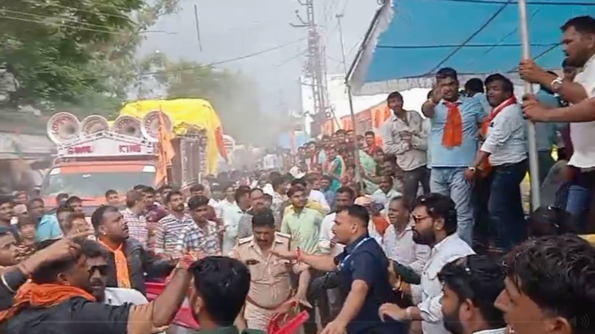 उज्जैन में शाही सवारी के दौरान भाजपा-कांग्रेस कार्यकर्ताओं में भिड़ंत, जमकर चले लात और घूंसे, पुलिसकर्मी घायल