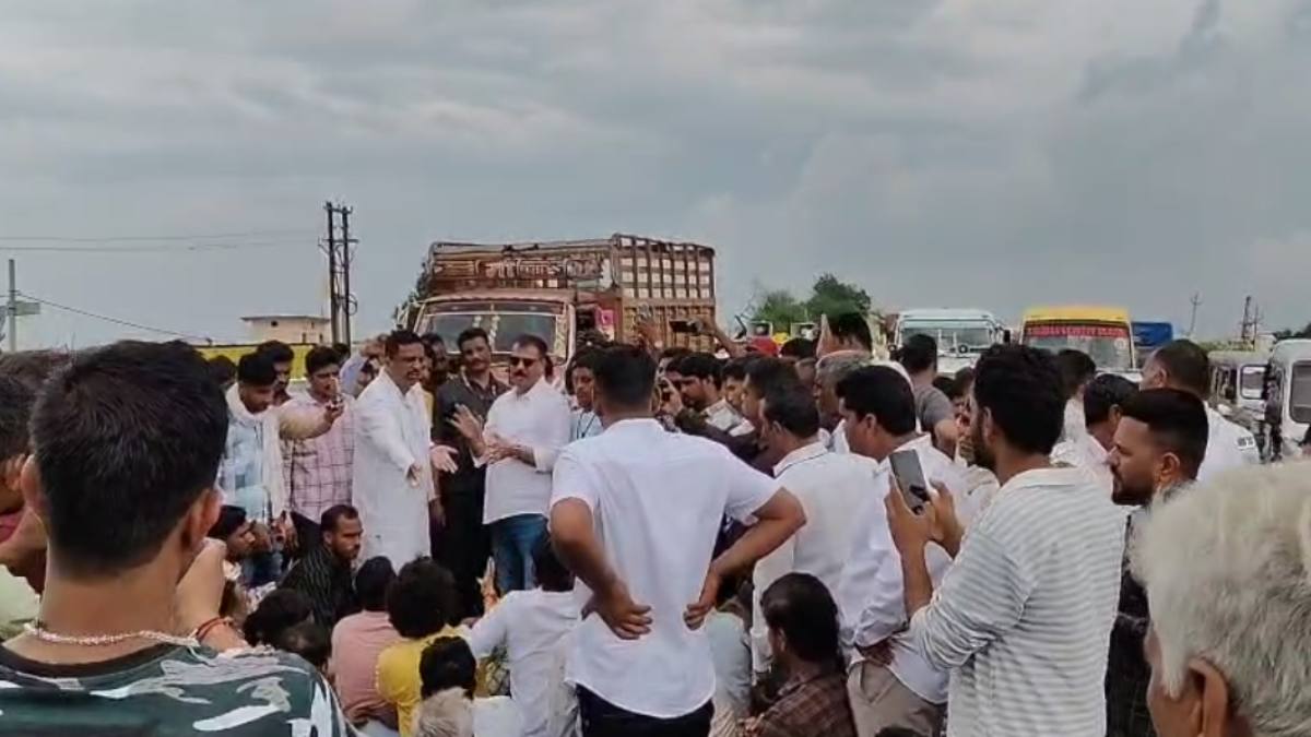 उज्जैन में कांग्रेस जिला अध्यक्ष का विरोध: कार्यकर्ताओं ने रोकी नेता प्रतिपक्ष की गाड़ी, सड़क पर लेटकर किया प्रदर्शन 