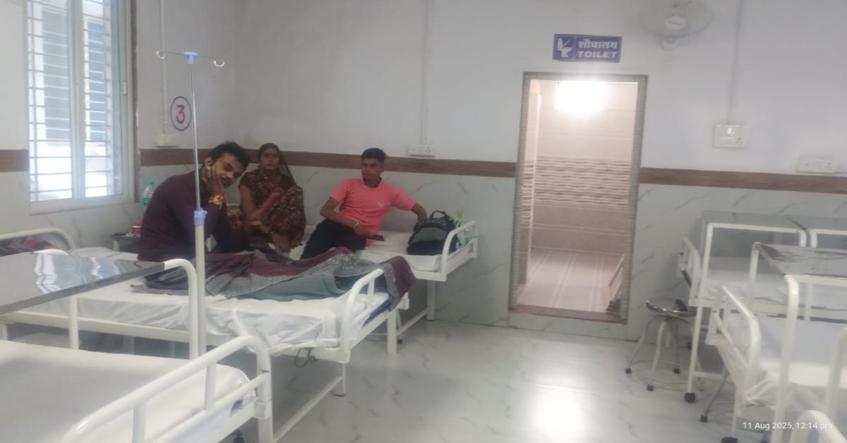 कैदी का अस्पताल में VIP ट्रीटमेंट: वृद्धजनों के लिए बने AC वार्ड में किया भर्ती, मोबाइल चलाते आया नजर, किस नेता का हाथ ?