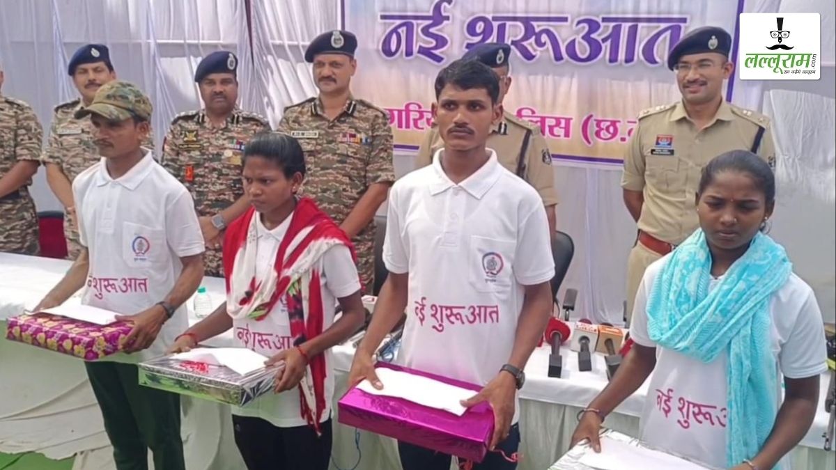 नक्सल विरोधी अभियान में बड़ी सफलता: डीवीसी मेंबर समेत 19 लाख के 4 इनामी नक्सलियों ने किया आत्मसमर्पण, 16 लाख रुपये नकद और हथियार बरामद