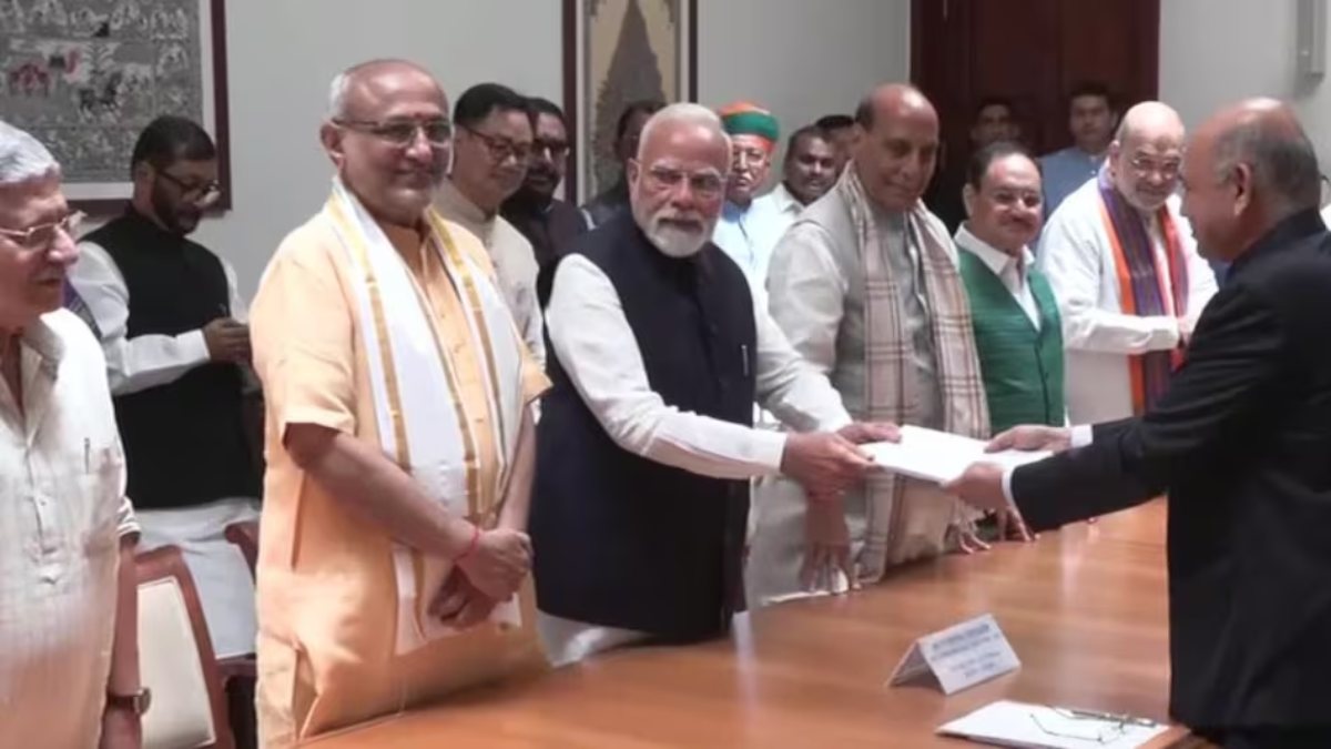 उपराष्ट्रपति चुनावः NDA उम्मीदवार सीपी राधाकृष्णन ने किया नामांकन, पीएम नरेंद्र मोदी बने प्रस्तावक, शाह-राजनाथ भी मौजूद रहे