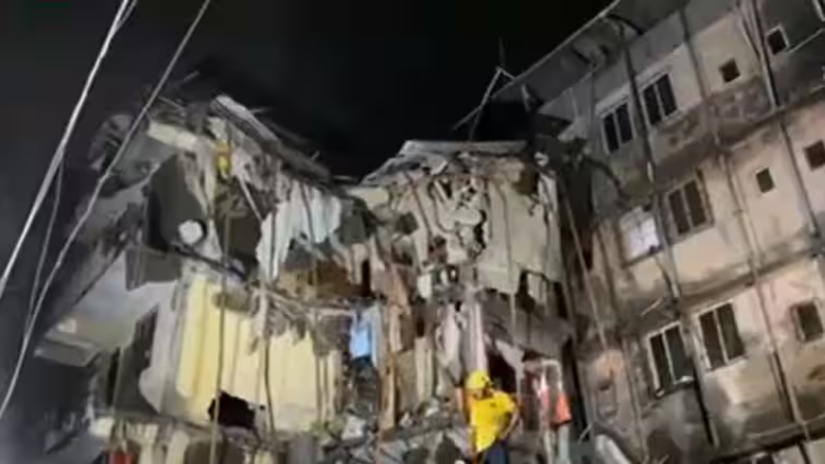 बप्पा! ये क्या हो गया… महाराष्ट्र में गणपति मंदिर के पास चार मंजिला इमारत भरभराकर ढही, 14 की मौत