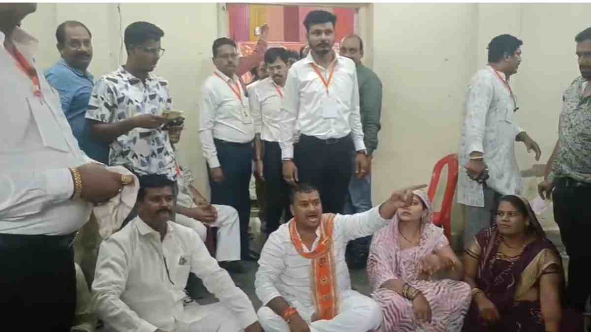 हिंदू उत्सव समिति के चुनाव में ‘वोट चोरी’, फर्जी वोटर डाल गया प्रत्याशी की पत्नी का वोट, मतदान के बीच विरोध प्रदर्शन
