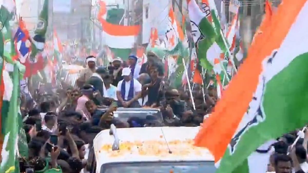 Voter Adhikar Yatra: कांग्रेस नेता ने राहुल को नीली पगड़ी पहनाकर किया स्वागत, तेजस्वी यादव के हाथ में चोट, हाथी-घोड़ों संग आगे बढ़ी यात्रा