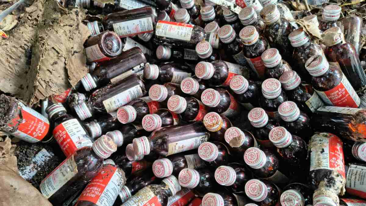 लापरवाही या अनदेखी: अस्पताल प्रबंधन ने खुले में फेक दी बच्चों को वितरण करने वाली कैल्शियम की दवाई