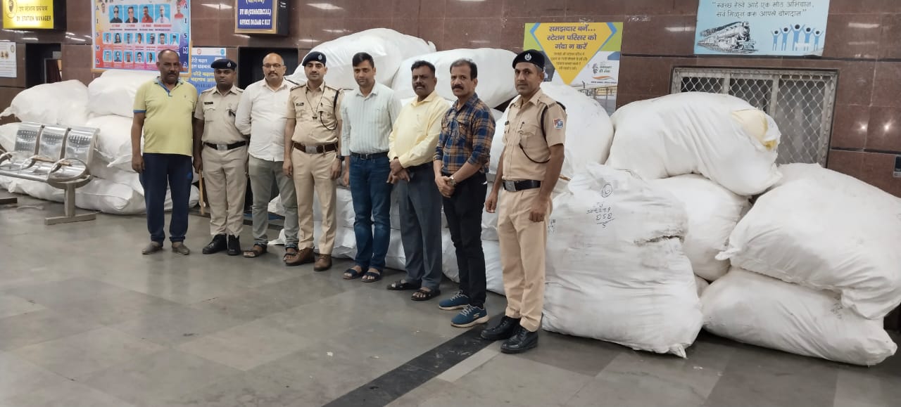 RPF की बड़ी कार्रवाई, रेलवे स्टेशन पर 6.64 लाख रुपये का प्रतिबंधित पान मसाला जब्त
