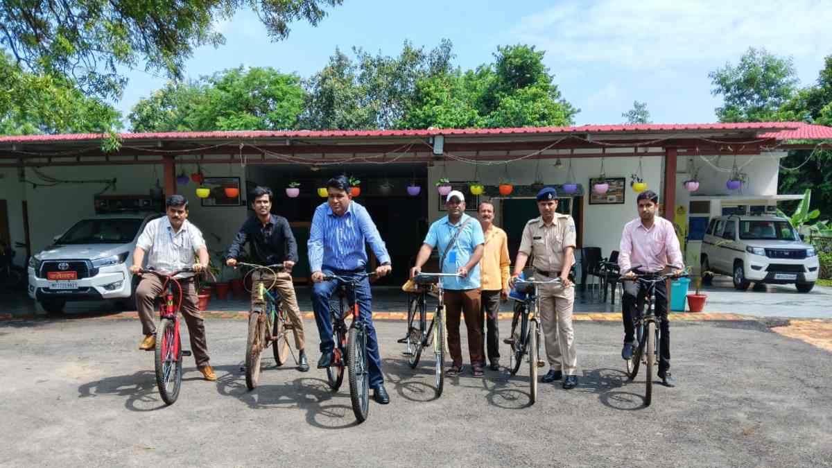 मऊगंज में ‘साइकिल डे’ की शुरुआत: कमिश्नर के निर्देश पर साइकिल चलाकर दफ्तर पहुंचे कलेक्टर, कर्मचारी- अधिकारी अब हर मंगलवार Bicycle से पहुंचेंगे ऑफिस