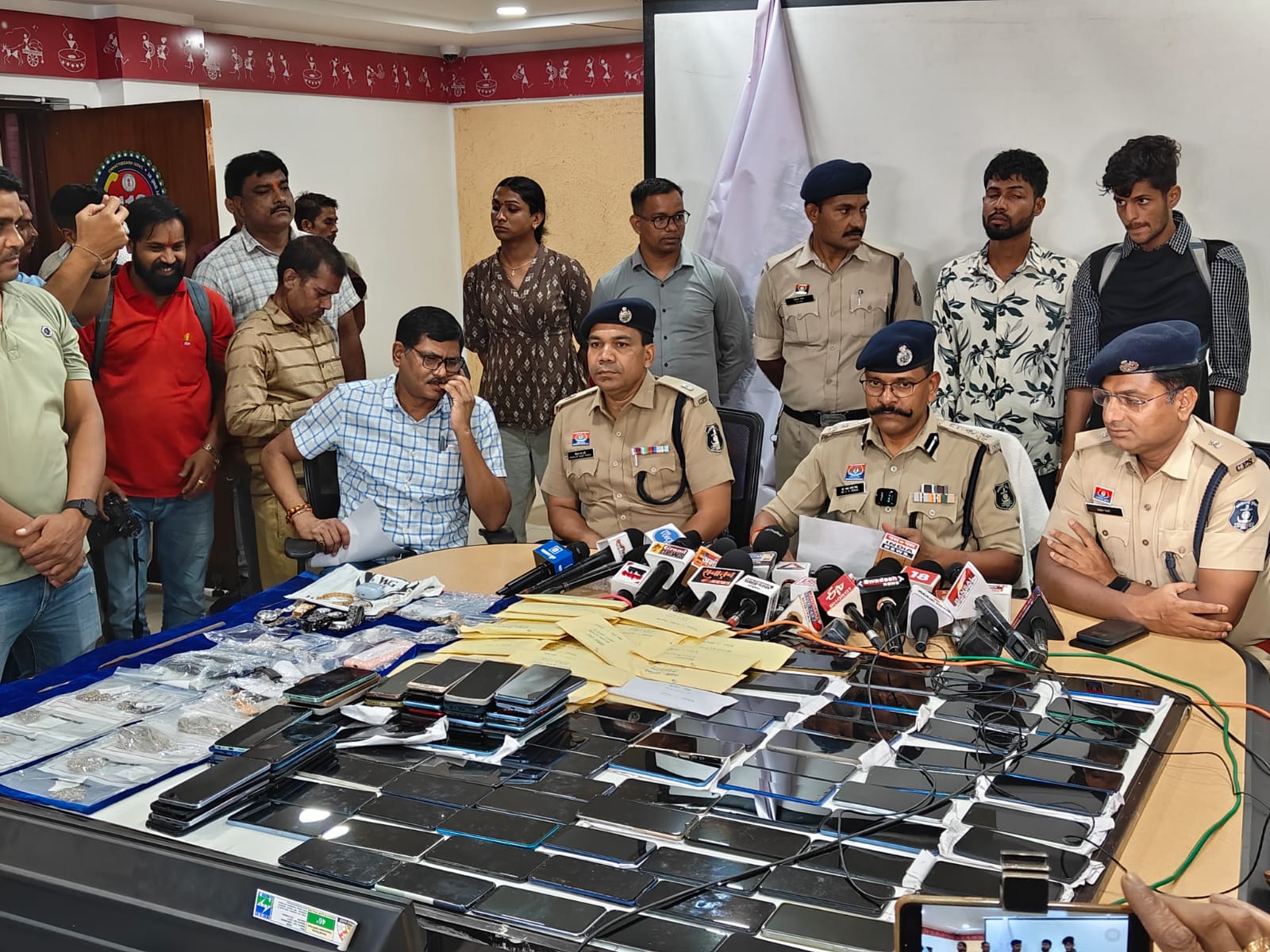 रायपुर में आधा दर्जन फ्लैटों में चोरी करने वाले दो अंतर्राज्यीय चोर गिरफ्तार, 6.20 लाख का माल बरामद