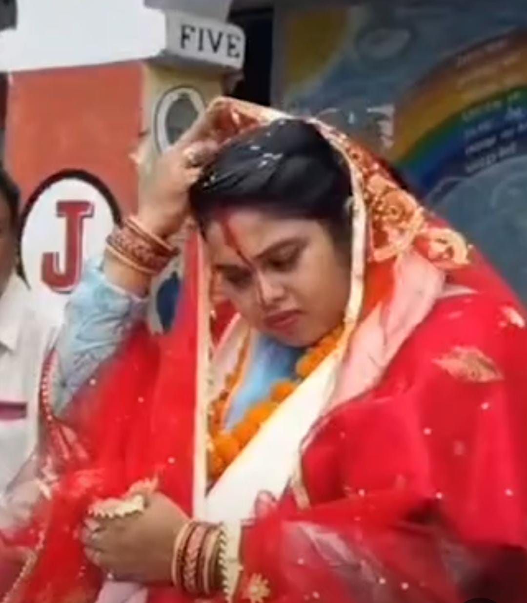 महिला शिक्षक की भावुक विदाई, दुल्हन की तरह सजाकर दी गई विदाई
