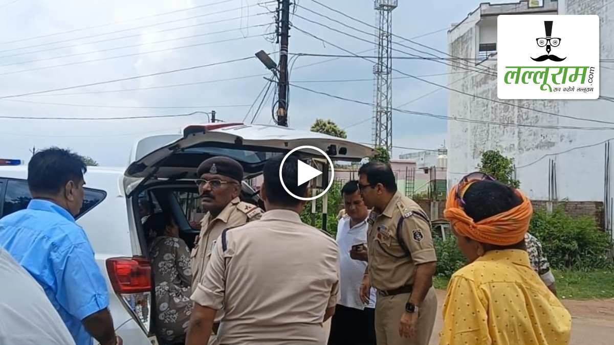 तेज़ रफ्तार एंबुलेंस ने स्कूटी और बाइक को मारी टक्कर: SP ने घायलों को खुद पहुंचाया अस्पताल, घटना का VIDEO वायरल