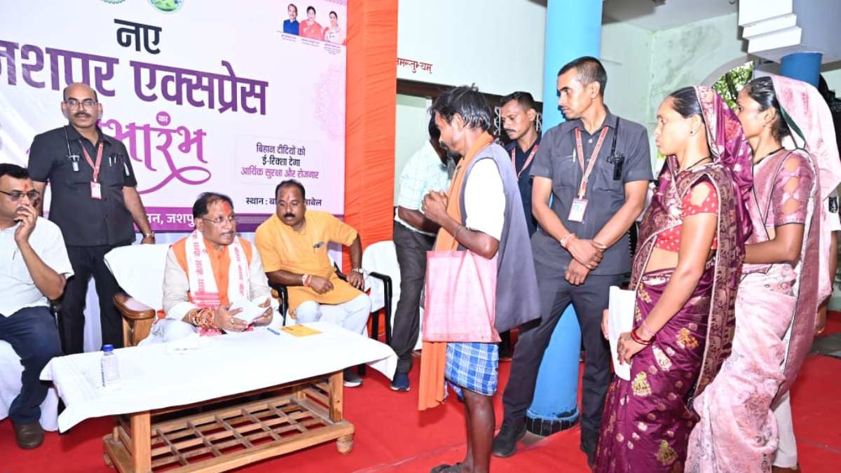 CM विष्णुदेव साय ने देर रात तक बगिया कैंप कार्यालय में सुनी जनता की समस्याएं, त्वरित समाधान के दिए निर्देश