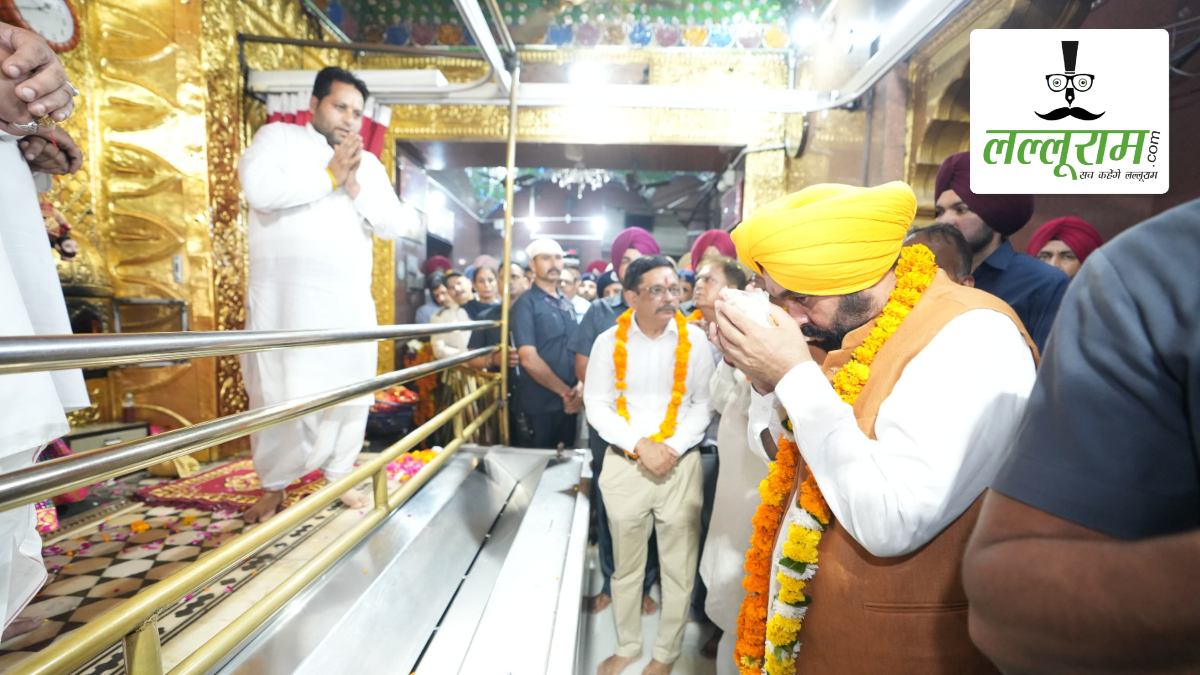 श्री काली माता मंदिर में नतमस्तक हुए CM मान: राज्य में शांति और विकास के लिए की प्रार्थना, मंदिर में चल रहे विकास कार्यों की समीक्षा के लिए प्रबंधन समिति के साथ की बैठक
