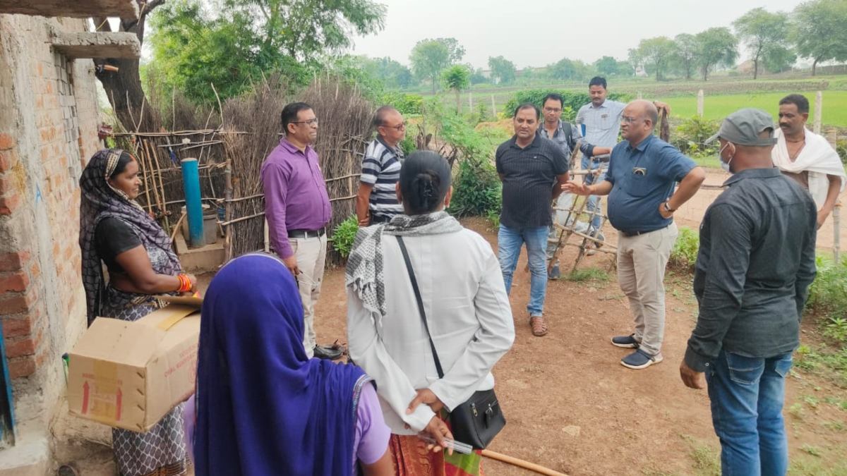 दशगात्र भोज के बाद महिला-बच्चों समेत 74 लोग हुए बीमार: 24 घंटे अलर्ट मोड पर प्रशासन, स्वास्थ्य टीम घर-घर जाकर कर रही जांच