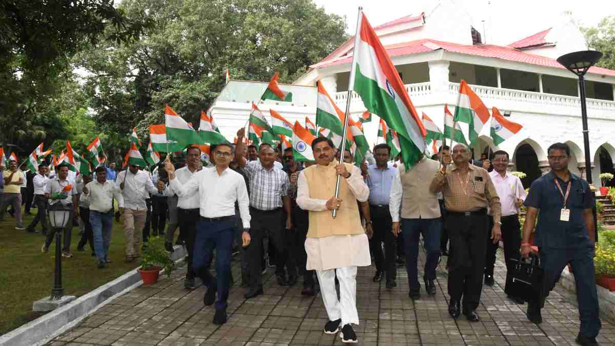 मुख्यमंत्री निवास परिसर में निकली तिरंगा यात्रा: गूंजे वंदे मातरम और भारत माता की जय के नारे
