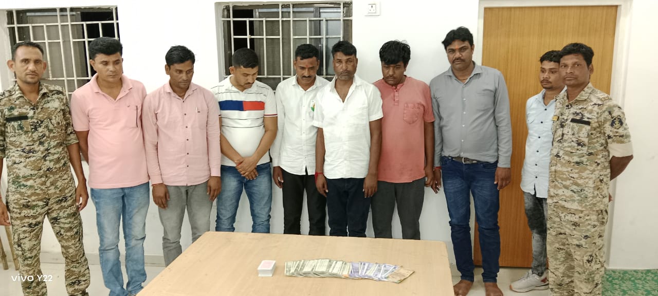 छत्तीसगढ़: स्वतंत्रता दिवस की शाम जंगल में सजा जुआ अड्डा, पुलिस की दबिश में 8 जुआरी गिरफ्तार