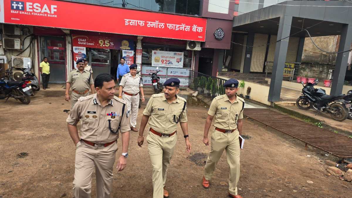 बैंक से 15 करोड़ लूट का मामला: आरोपियों ने घटना को अंजाम देने खरीदी थी नई बाइक, बिना नंबर की बाइक छोड़ भागे थे बदमाश