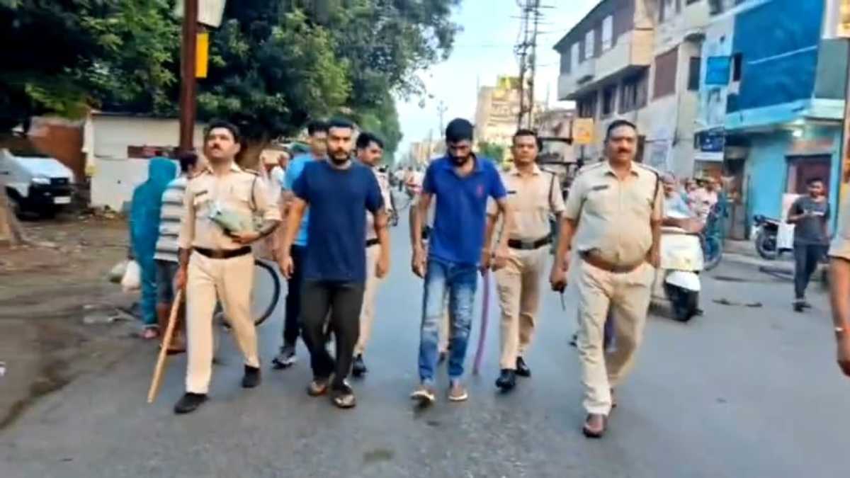 गैंगस्टर भोला सिकरवार हत्या के 2 आरोपी गिरफ्तारः पुलिस ने आरोपियों का निकाला जुलूस, फरार 4 आरोपियों की तलाश