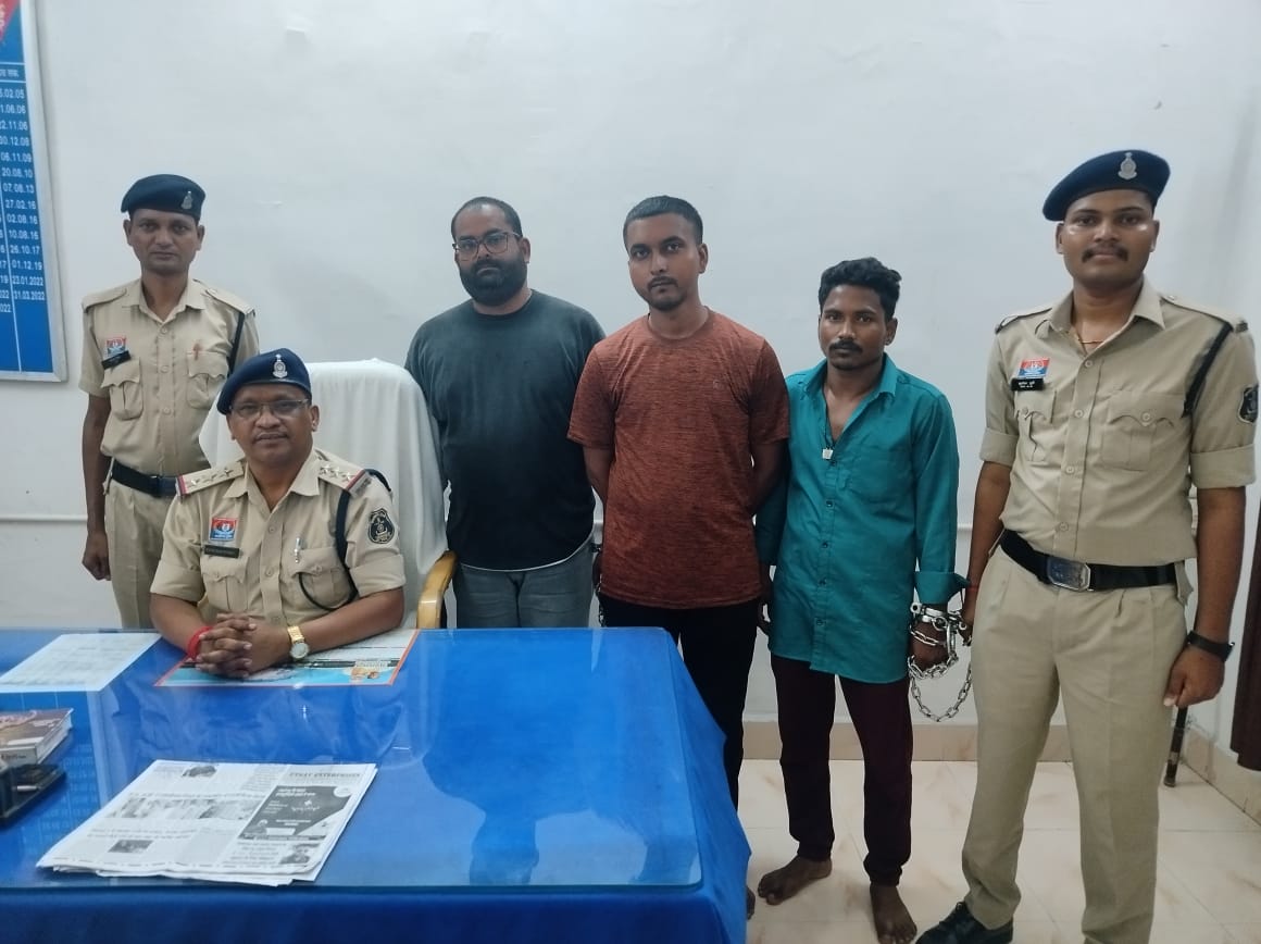 लूट के तीन आरोपियों को GRP ने दबोचा