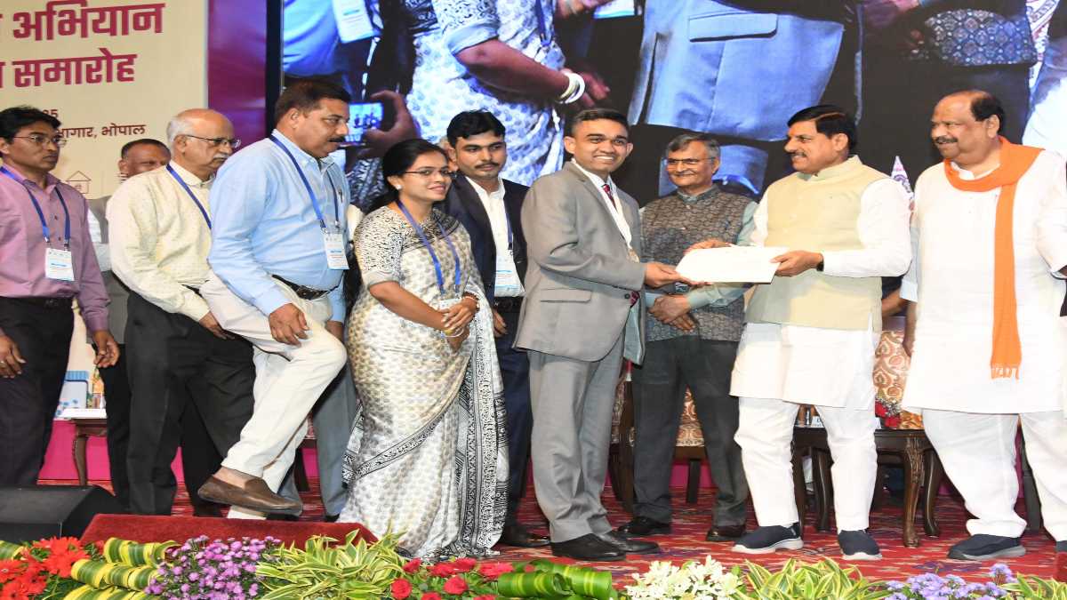 धार कलेक्टर प्रियंक मिश्रा सम्मानित: आकांक्षी ब्लॉक में उत्कृष्ट कार्यो के लिए मिला स्वर्ण पदक, सीएम डॉ मोहन ने किया सम्मान