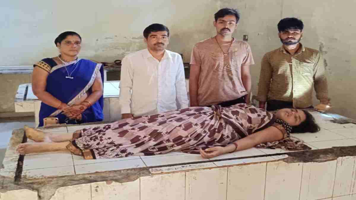सर्पदंश से महिला की मौतः खाना बनाने कंडे निकाल रही महिला को जहरीले सांप ने डसा, अस्पताल में तोड़ा दम