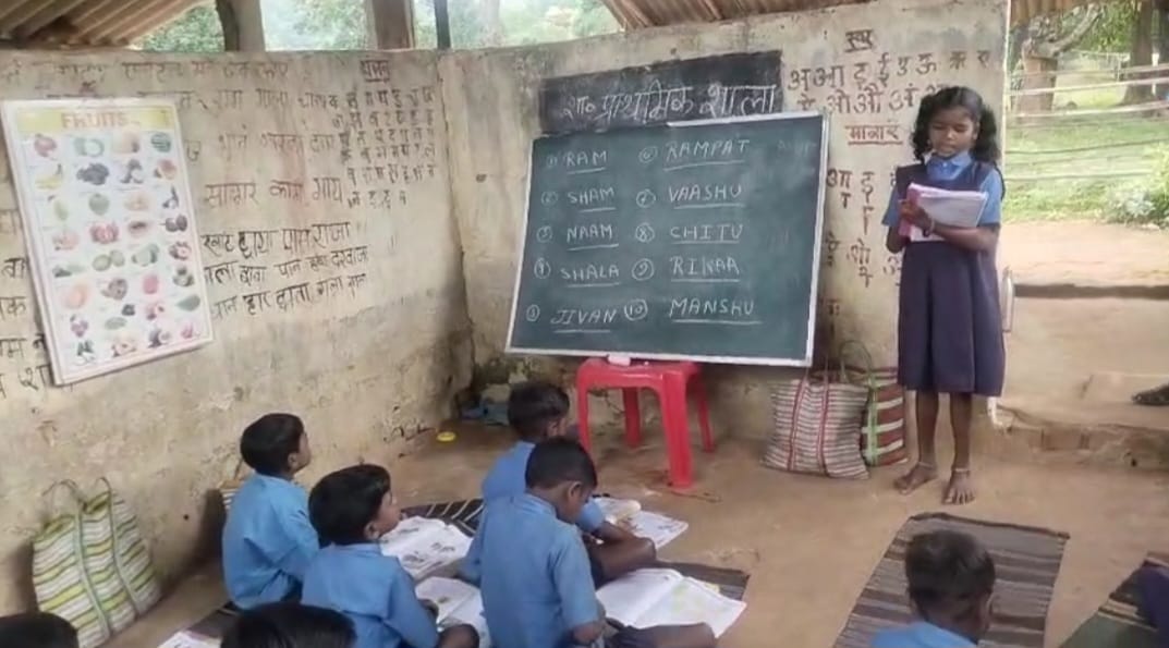 नक्सल मुक्त कोण्डागांव में शिक्षा अब भी झोपड़ियों में कैद