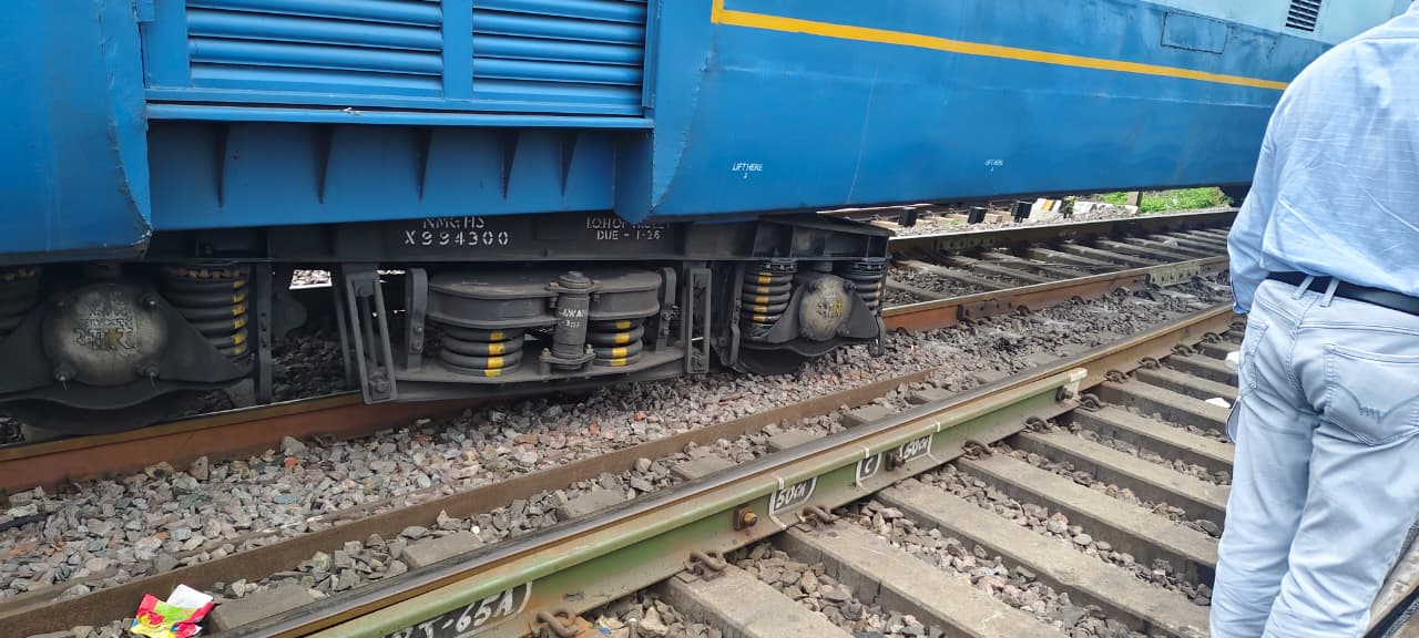 Breaking News: रायपुर रेलवे स्टेशन के पास मालगाड़ी के चक्के पटरी से उतरे