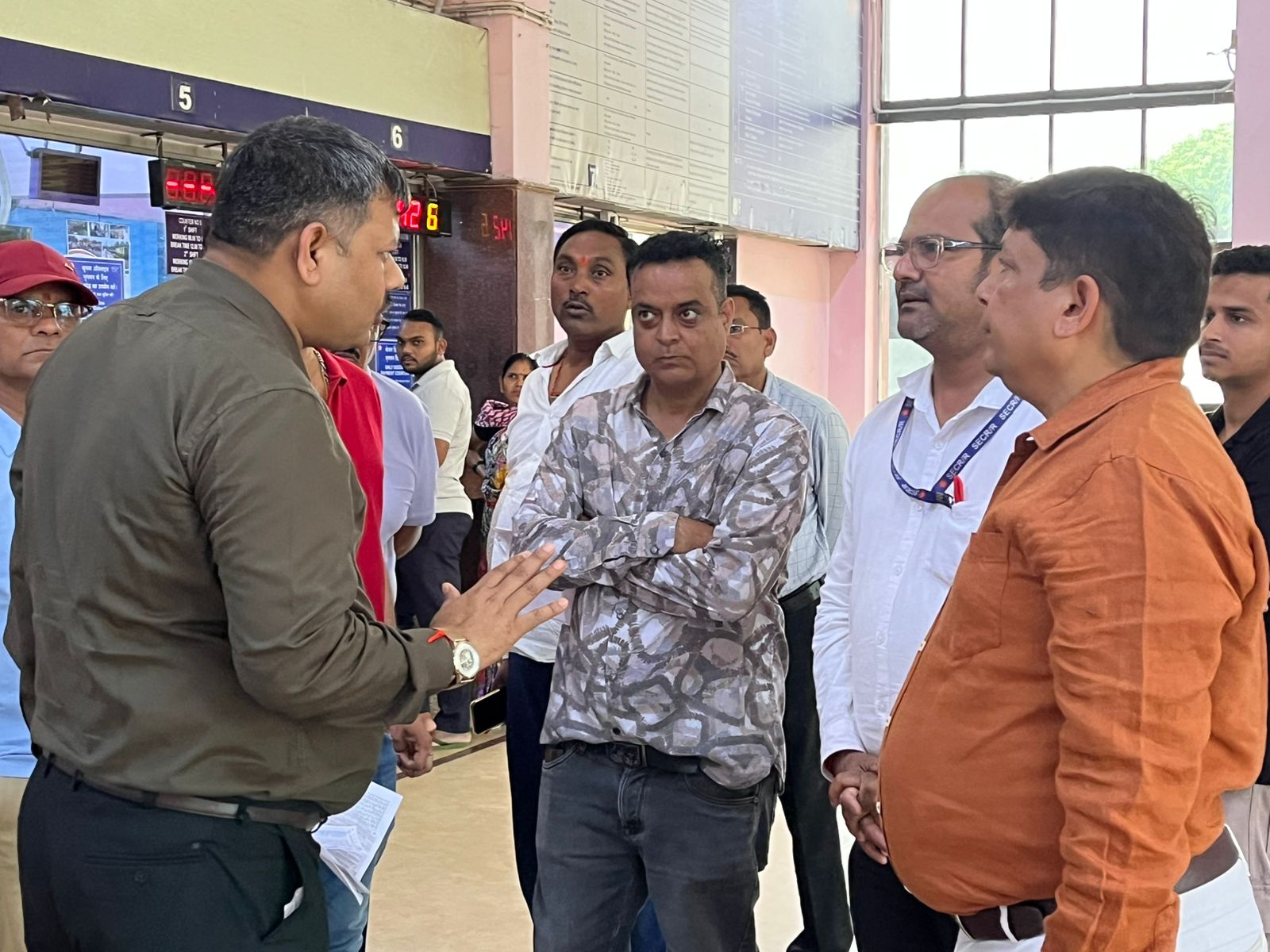 फिल्म ‘नायक’ के स्टाइल में Sr. DCM ने की कार्रवाई, यात्रियों की शिकायत पर CRS को तत्काल हटाने के दिए निर्देश…