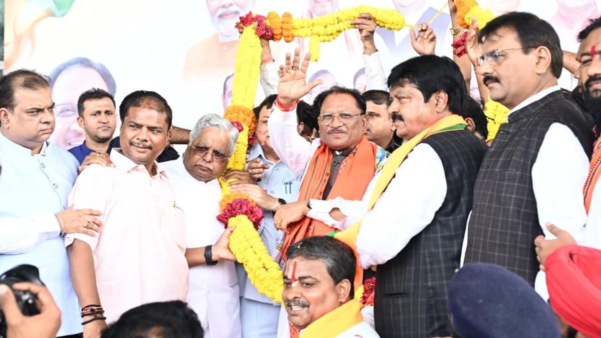 CG NEWS: 10 दिन के विदेश दौरे से लौटे CM विष्णु देव साय, एयरपोर्ट पर हुआ भव्य स्वागत, सीएम बोले- राज्य में निवेश के लिए हुए 6 MOU…