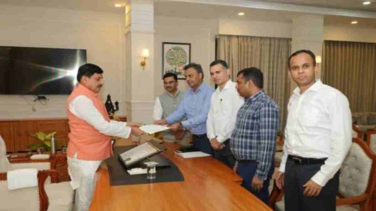 विधायक और कलेक्टर विवाद मामलाः सीएम से मिले MP IAS एसोसिएशन के पदाधिकारी, MLA के खिलाफ कार्रवाई की मांग की