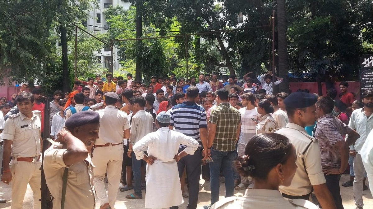 पटना के गर्दनीबाग में बालिका विद्यालय की छात्रा ने खुद को लगाई आग, लोगों ने इंस्पेक्टर को जड़ा थप्पड़, स्कूल में मचा हड़कंप