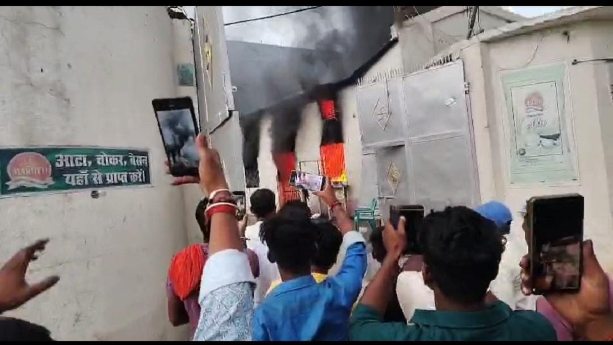 रुई के गोदाम में शार्ट सर्किट से भीषण आग, अफरा-तफरी का माहौल