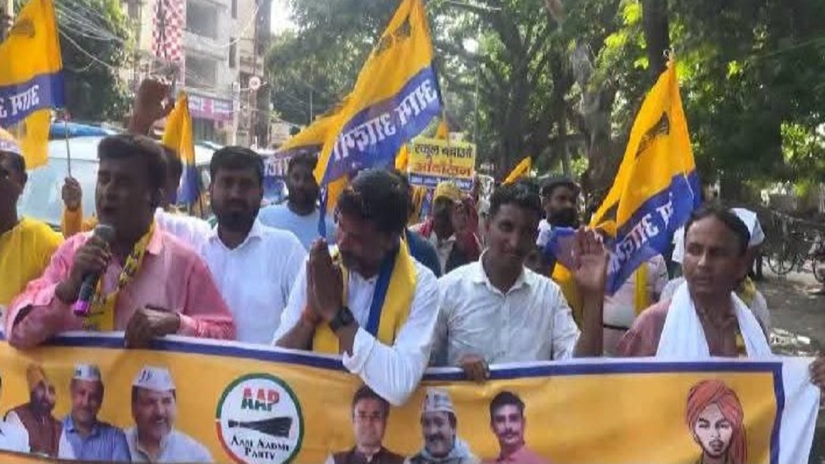 स्कूल बचाओ आंदोलन के तहत आम आदमी पार्टी की पदयात्रा, शिक्षा सुधार की उठी मांग
