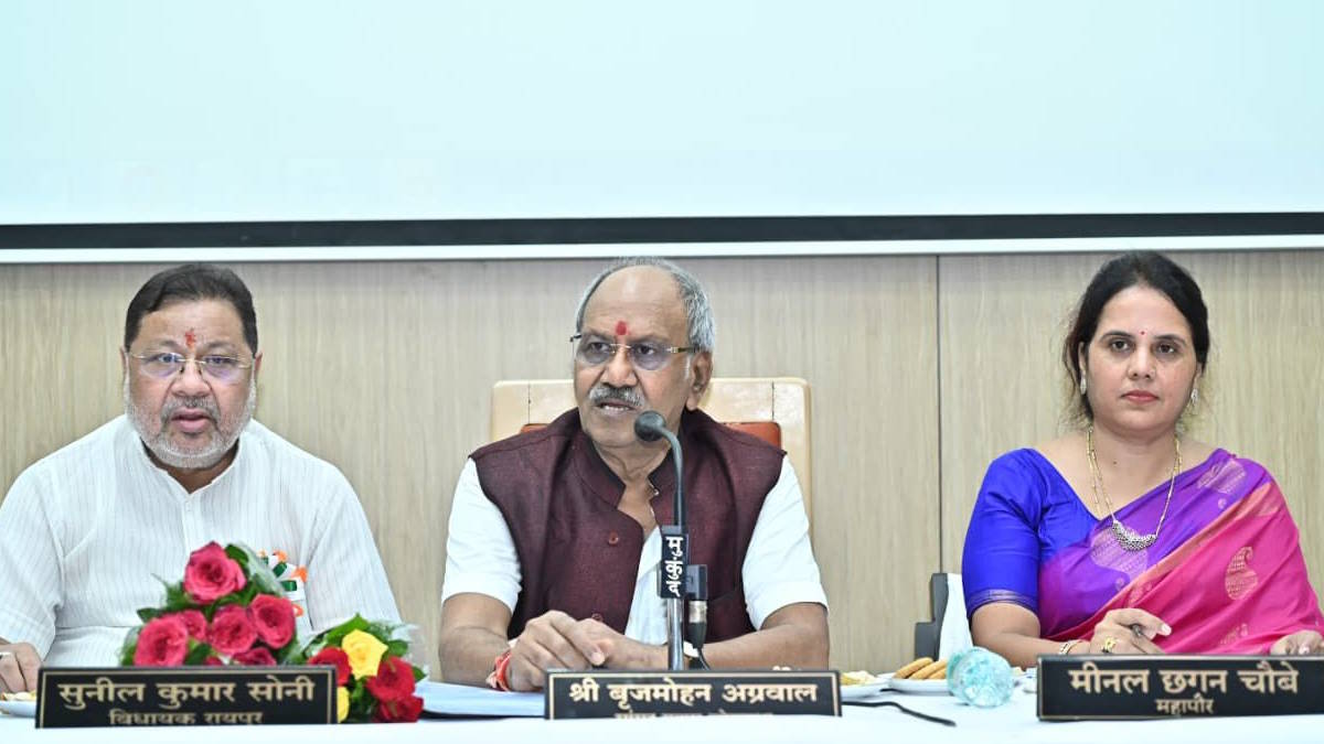 सांसद बृजमोहन अग्रवाल ने रायपुर शहर के विकास से हुई समीक्षा बैठक में दिए निर्देश, कहा- सड़कों पर दुकानदारों के कब्जों को हटाने तत्काल चलाएं अभियान