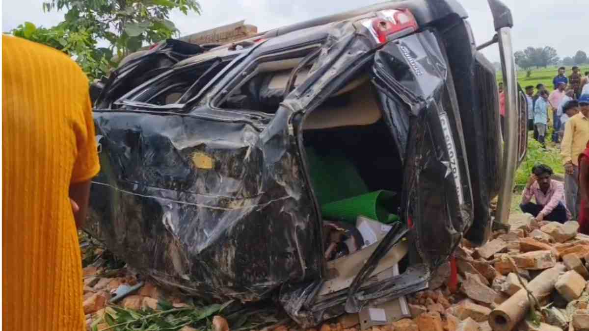 MP में भीषण सड़क हादसे में 5 की मौत: बाइक को टक्कर मारकर भाग रही कार घर में घुसी, 3 घायल