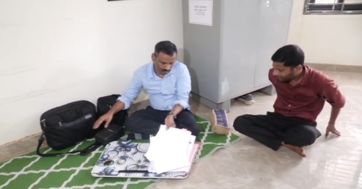 अजब-गजब: यहां दफ्तर और अधिकारी तो है लेकिन बैठने के लिए कुर्सी नहीं, चटाई बिछाकर जमीन पर बैठते हैं सहायक महाप्रबंधक