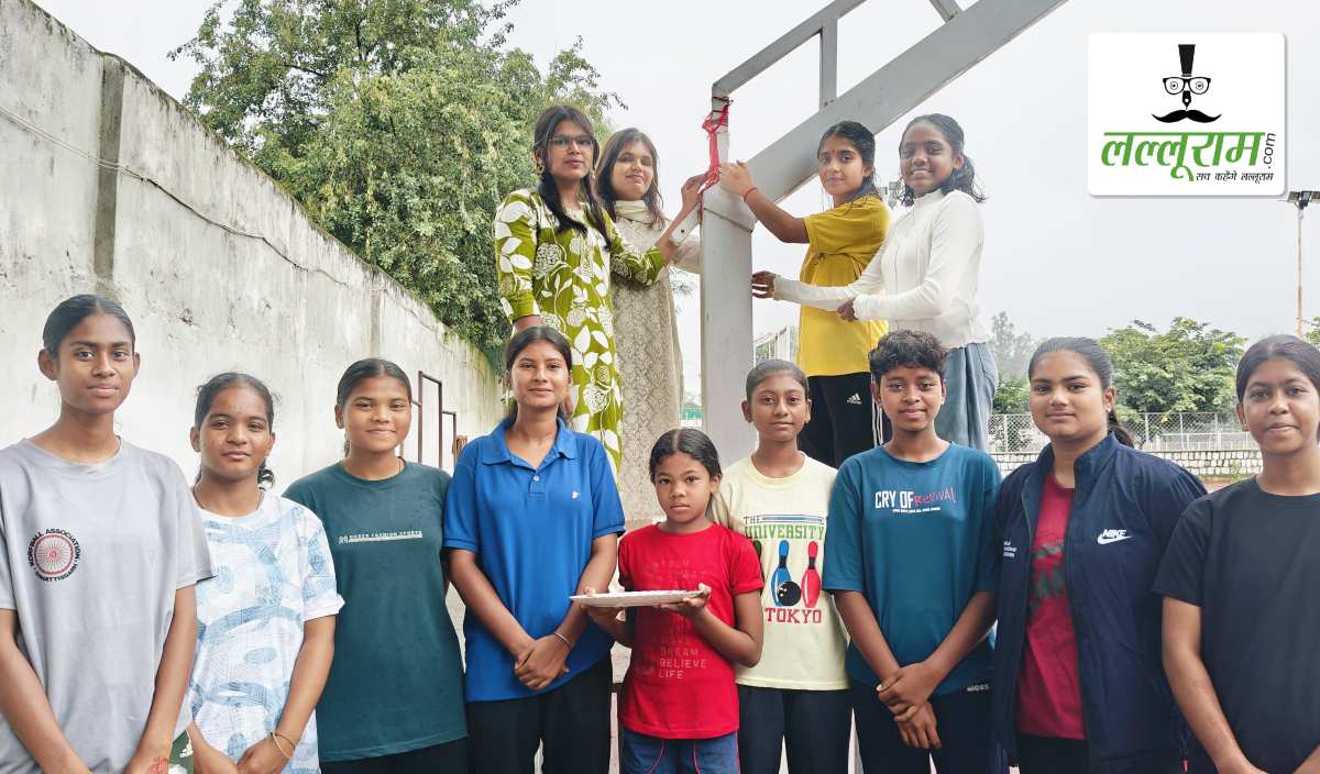 रक्षाबंधन पर बास्केटबॉल खिलाड़ियों की अनोखी पहल, पोल और पेड़-पौधों को बांधी राखी, प्रकृति की रक्षा का लिया संकल्प