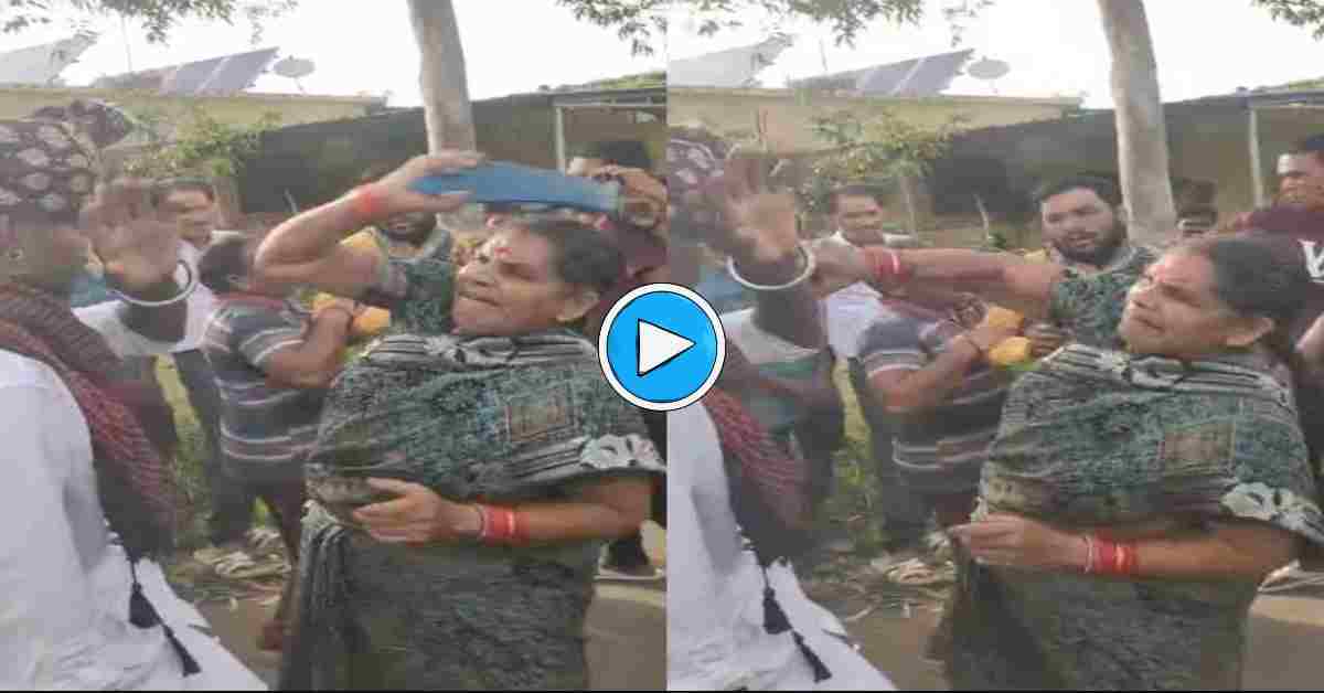 दूल्हे और उसके साथियों की पिटाई: स्कूली छात्राओं पर ‘स्नो स्प्रे’ डालकर कर रहे थे छेड़छाड़, बीच सड़क महिलाओं ने चप्पलों से पीटा, VIDEO वायरल