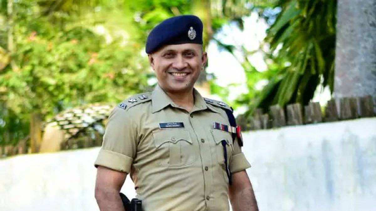 BJP में शामिल हुए पूर्व IPS अधिकारी आनंद मिश्रा बोले- बक्सर के विकास के लिए राजनीति में आया हूं