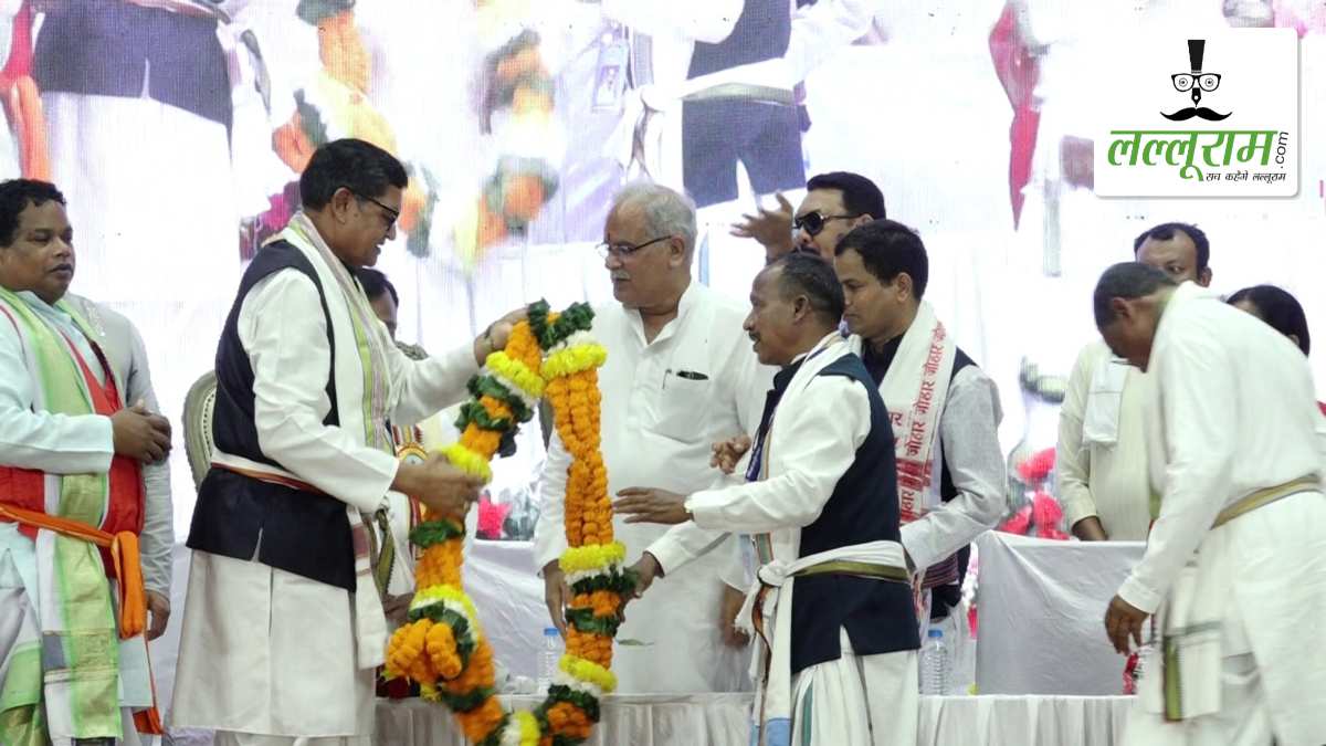 भोजली महोत्सव के समापन कार्यक्रम में शामिल हुए पूर्व CM बघेल: विश्व आदिवासी दिवस और रक्षाबंधन की दी बधाई, गौ-धाम योजना और तमनार में पेड़ कटाई को लेकर BJP पर साधा निशाना