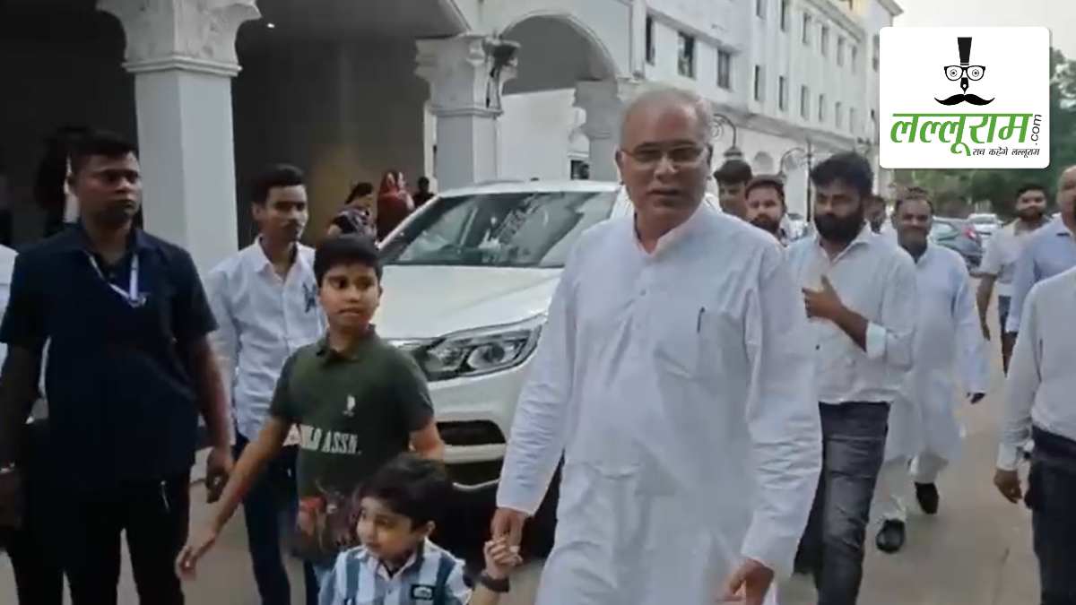 CG BREAKING: चैतन्य से मिलने ED दफ्तर पहुंचे पूर्व CM भूपेश बघेल, परिवार भी साथ रहा मौजूद