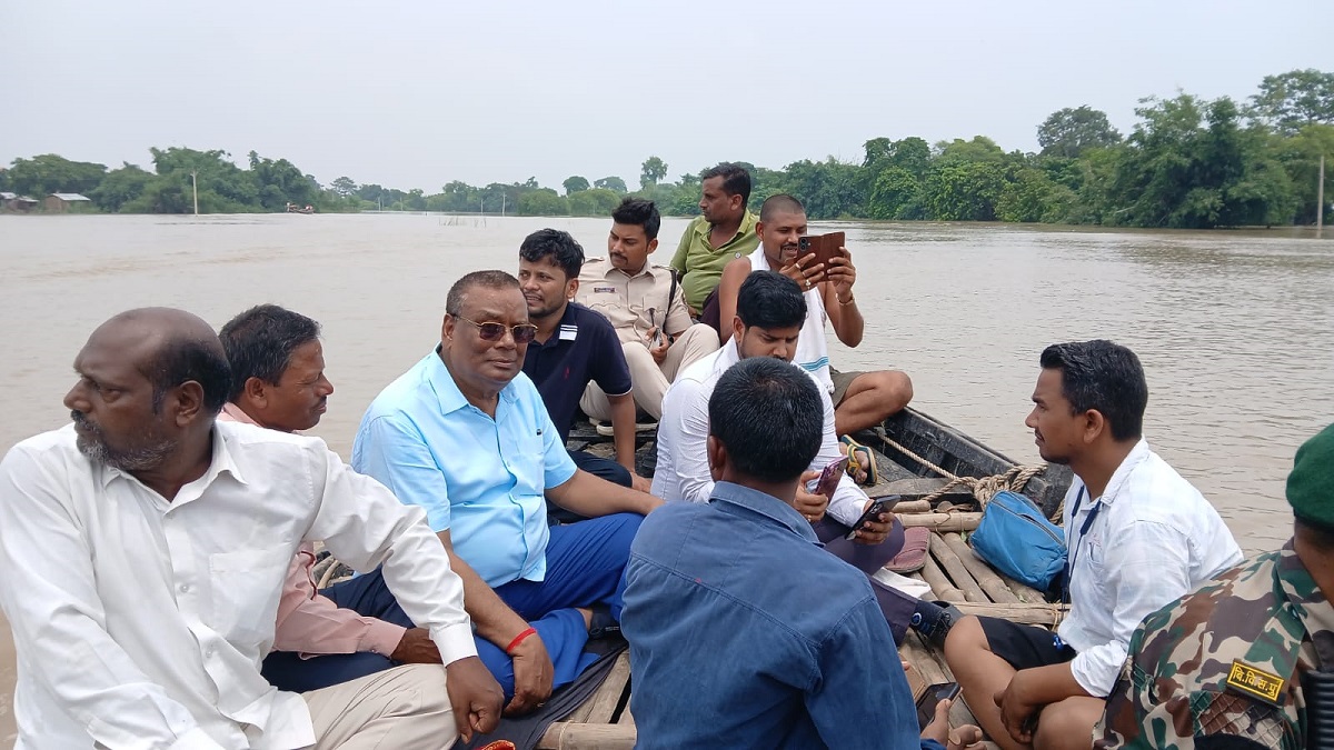 गंगा का जलस्तर बढ़ने पर दस पंचायतों में घुसा बाढ़ का पानी, लोग नाव के सहारे कर रहे पलायन